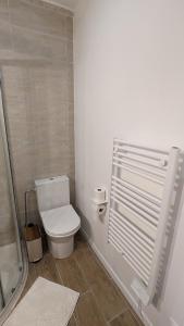 Studio cosy neuf calme -Parking Terrasse privée Piscine 5mn Gare TGV Aix et ZA Aix la Duranne 15 mn Aéroport Marseille