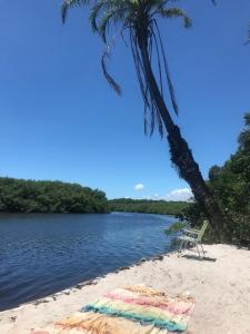 Sonho em Caraíva, praia com rio, vista da vila e mar