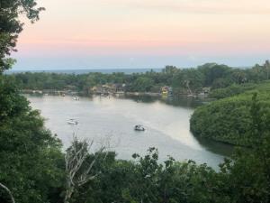 Sonho em Caraíva, praia com rio, vista da vila e mar