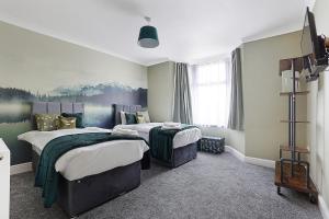 OnSiteStays - Stylish 5 bedroom house with 3 bathrooms