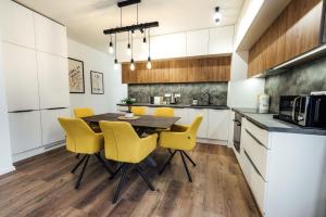 Apartment Rezidencia Severná, 24hr Self Check-in, 2 Bedrooms, Free Garage Private Parking, Balcony, 5-minute walk to City Centre