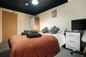 Modern 4 bed Town-house, Free Parking - Manor