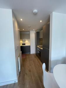 Modern Large Flat 1min to Stockwell Station with Skyscraper View