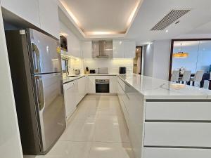 Stylish 2 Bedroom Apartment with pool access in Surin