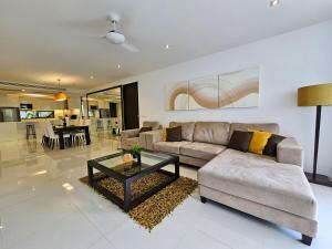 Stylish 2 Bedroom Apartment with pool access in Surin