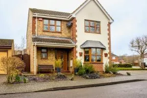 Spacious 4 Bedroom Home in Milton Keynes - Private Parking & Spacious Garden - Drayton Parslow