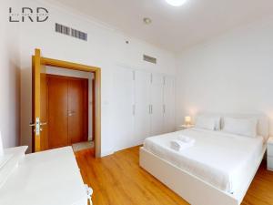 Charming 1BR Apartment with Canal View in Business Bay