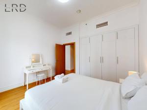 Charming 1BR Apartment with Canal View in Business Bay