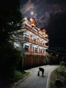 BohOdyssey Hallan a Traditional Village Stay with Panoramic Mountain Views
