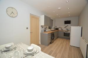 Abbot-4 Bdrm 5 beds Sleeps 7 Ideal 4 Contractors