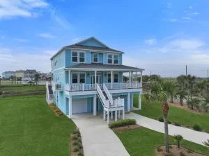 Cueva de Piratas is Luxury with Beach and Pools - Red Fish Cove