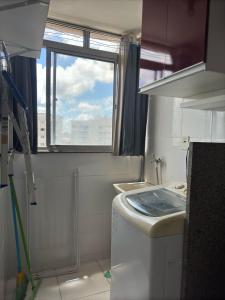 Apto condomínio Ville Laguna, totalmente mobiliado, com 2 quartos, sendo 1 suíte