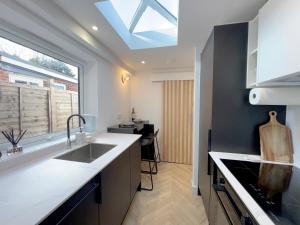 Lovely Double Room in Terrace Home - University Hospital City Centre