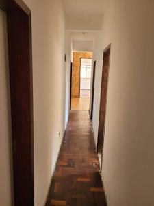 Apartamento amplo, no terceiro andar de Escada