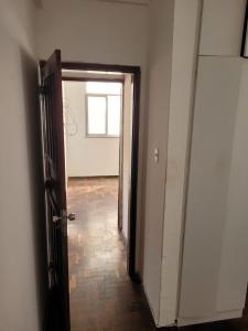 Apartamento amplo, no terceiro andar de Escada