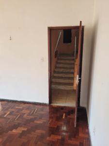 Apartamento amplo, no terceiro andar de Escada