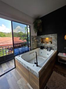 Habitación Deluxe 1 con Jacuzzi a 20mt del parque