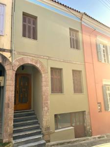 Διώροφη μονοκατοικία στο κέντρο