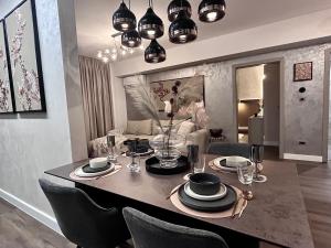 FLH - La Vie En Rose Gold Balcony Free Parking ACs KingSizeBed Bathtub