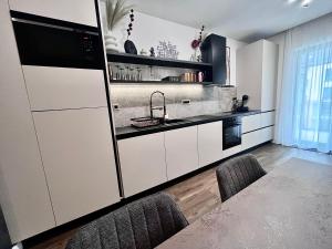 FLH - La Vie En Rose Gold Balcony Free Parking ACs KingSizeBed Bathtub