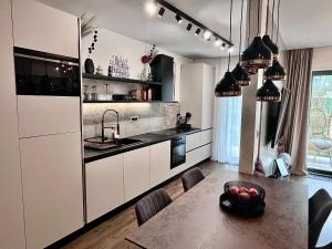 FLH La Vie En Rose Gold - Balcony, Free Parking, Bathtub, King Bed & AC