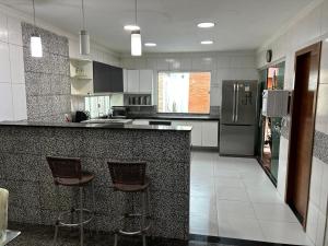 Casa ampla para Cop 30 em condomínio - 7,4 km do Parque da Cidade