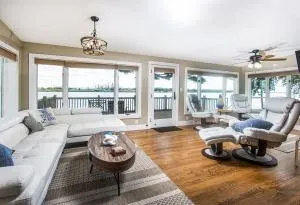 Riverfront 3 Bedroom with 2 Kings and hot tub - 休伦港