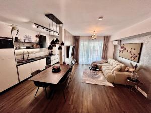 FLH - La Vie En Rose Gold Balcony Free Parking ACs KingSizeBed Bathtub