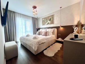 FLH - La Vie En Rose Gold Balcony Free Parking ACs KingSizeBed Bathtub