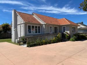 Whole house, Amohau St opposite Trade Central - 3 Bedrooms, Sleeps up to 6, 5 beds, wheel chair friendly - 4hvězdičkové hotely ve městě Rotorua