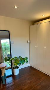 Studio with En-suite