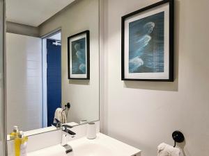 Stylish CBD Studio with City & Mountain Views - Free Parking