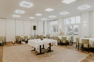 The Prince of Wales Hotel Berkeley by Bellevilla, A38 M5