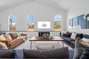 Luxury Austin Retreat w Pool, Games, Sleeps 12