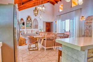 Casa Bonita - 5br With Pool Walk To Beach!