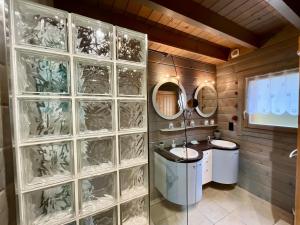 Chalets Le Murmure du Ruisseau, 4 etoiles avec sauna et terrasse : photos des chambres