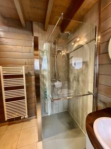 Chalets Le Murmure du Ruisseau, 4 etoiles avec sauna et terrasse : photos des chambres
