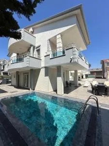 Denize 150 metre uzaklıkta müstakil villa İns mariyatourdidim Mesajlara yanıt verilmiyor ins üzerinden sorabilirsiniz - 迪迪姆