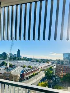 Premium Melbourne Apartments with Balcony and Free Tram Access - Melbourne