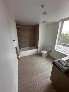 Modern Unit Near Glendale Galleria and Walk to Shopping & Dining!