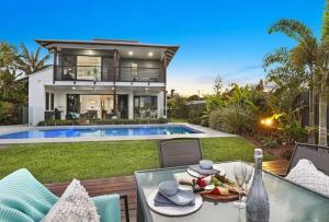 WATERFRONT HOME BORDERING MOOLOOLABA - 4hvězdičkové hotely ve městě Buddina