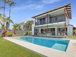WATERFRONT HOME BORDERING MOOLOOLABA
