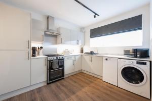 The Studio, Luxury 3 Bed Home with Parking