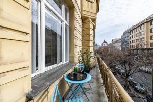 Airy Stunning Apt with Terrace