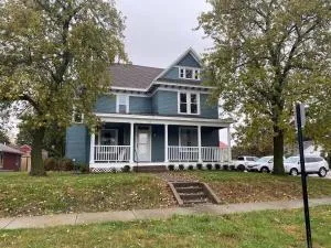 Blue House on Main - Pet Friendly - Lamoni
