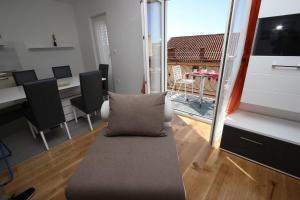 Apartments with parking space Makarska - 24071