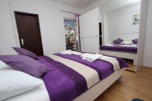 Apartments with parking space Makarska - 24071