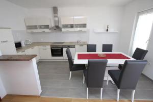 Apartments with parking space Makarska - 24071