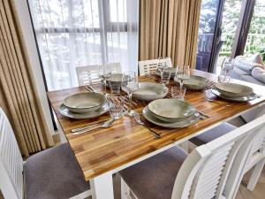 Spacious Beachside 2-bed 2-bath Apartment