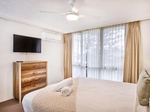 Spacious Beachside 2-bed 2-bath Apartment